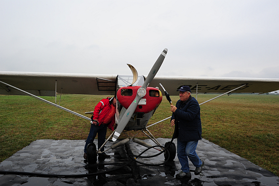 Pilot Robert Klein (rechts) und Karl Helm betanken einen der "Starfighter"; um zu verhindern, dass Treibstoff in das Erdreich gelangt, steht die Piper dabei auf einer Gummimatte.