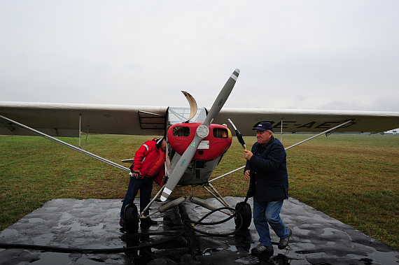 Pilot Robert Klein (rechts) und Karl Helm betanken einen der "Starfighter"; um zu verhindern, dass Treibstoff in das Erdreich gelangt, steht die Piper dabei auf einer Gummimatte. Pilot Robert Klein (rechts) und Karl Helm betanken einen der "Starfighter"; um zu verhindern, dass Treibstoff in das Erdreich gelangt, steht die Piper dabei auf einer Gummimatte.