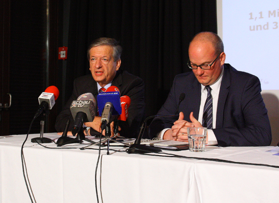 Gerhard Kunesch (links): "Luftfahrt ist Verkehrsträger, der sich finanziell selbst trägt" - Foto: CZ / Austrian Wings Media Crew Gerhard Kunesch (links): "Luftfahrt ist Verkehrsträger, der sich finanziell selbst trägt" - Foto: CZ / Austrian Wings Media Crew