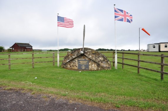 Gedenkstafel an die gefallen Besatzung der US Navy & US Air Force die während des WW II auf dem Dunkeswell Airfield stationiert waren. Gedenkstafel an die gefallen Besatzung der US Navy & US Air Force die während des WW II auf dem Dunkeswell Airfield stationiert waren.