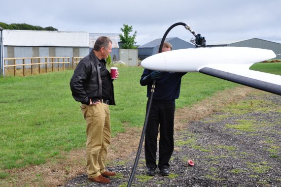 David Hayman ist nicht nur CEO von Aeris Aviation, UK sondern pilotiert die Eclipse wann immer möglich auch selbst. David Hayman ist nicht nur CEO von Aeris Aviation, UK sondern pilotiert die Eclipse wann immer möglich auch selbst.