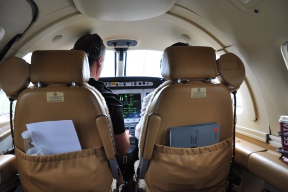 Beste Sicht ins Cockpit hat man während des ganzen Fluges, insbesondere bei Start- und Landung.