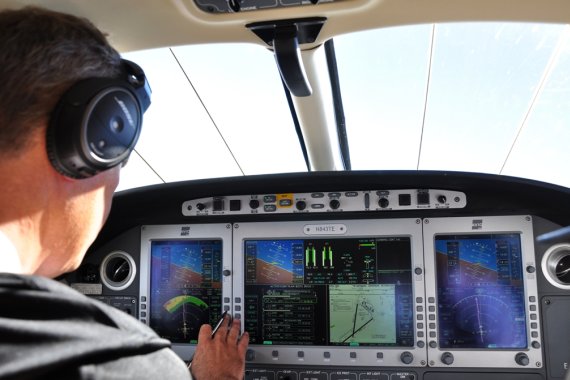 Das integrierte Flight-Management-System wird von drei großen Farbbildschirmen wahrlich dominiert Das integrierte Flight-Management-System wird von drei großen Farbbildschirmen wahrlich dominiert
