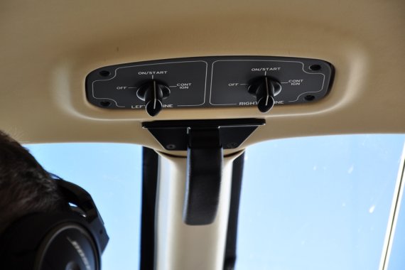 Der Startknopf für die beiden Triebwerke ist so einfach zu bedienen wie das Anlassen des Motors eines PKW. Alle erforderlichen Settings und Parameter (Temperatur, Öldruck, Treibstoffzufuhr etc.) werden durch den Bordcomputer automatisch für den Start e Der Startknopf für die beiden Triebwerke ist so einfach zu bedienen wie das Anlassen des Motors eines PKW. Alle erforderlichen Settings und Parameter (Temperatur, Öldruck, Treibstoffzufuhr etc.) werden durch den Bordcomputer automatisch für den Start e