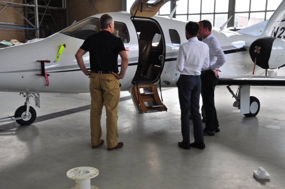 Business-Talk unter Fachexperten, v.l.n.r. David Hayman und Neil Harvey von Aeris Aviation-UK im Gespräch mit Steven Middendorp, Managing Director von Cirrus Europe Business-Talk unter Fachexperten, v.l.n.r. David Hayman und Neil Harvey von Aeris Aviation-UK im Gespräch mit Steven Middendorp, Managing Director von Cirrus Europe