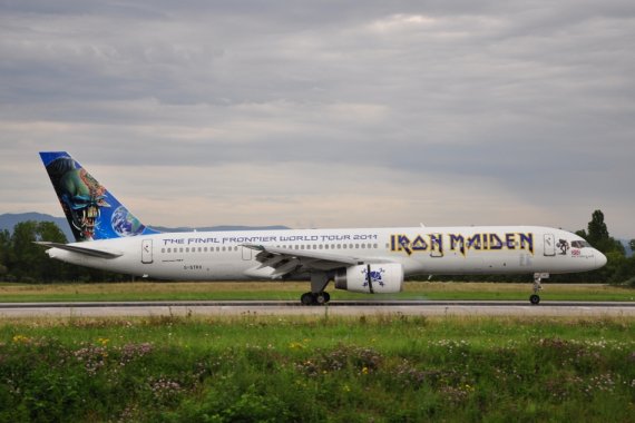 Bruce Dickinson von Iron Maiden pilotierte oft selbst die fantastisch bemalte Astraeus B757-28A, G-STRX während „The Final Frontier World Tour 2011“. Im selben Jahr war die „Ed Force One“, wie sie auch genannt wurde, mehrmals zu Gast am Euroairp Bruce Dickinson von Iron Maiden pilotierte oft selbst die fantastisch bemalte Astraeus B757-28A, G-STRX während „The Final Frontier World Tour 2011“. Im selben Jahr war die „Ed Force One“, wie sie auch genannt wurde, mehrmals zu Gast am Euroairp