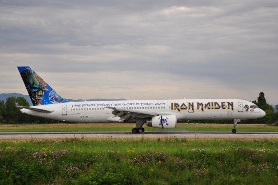 Bruce Dickinson von Iron Maiden pilotierte oft selbst die fantastisch bemalte Astraeus  B757-28A, G-STRX während „The Final Frontier World Tour 2011“. Im selben Jahr war die „Ed Force One“, wie sie auch genannt wurde, mehrmals zu Gast am Euroairp