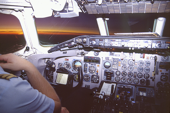 Das Cockpit der MD-80 war ein sprichwörtlicher "Uhrenladen" im Design der 1960er Jahre - Foto: Aviationimages.at