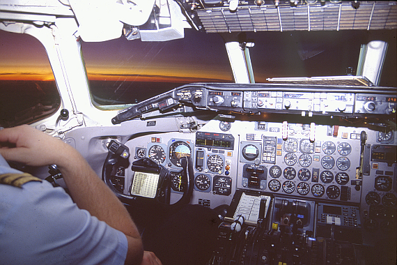 Das Cockpit der MD-80 war ein sprichwörtlicher "Uhrenladen" im Design der 1960er Jahre - Foto: Aviationimages.at Das Cockpit der MD-80 war ein sprichwörtlicher "Uhrenladen" im Design der 1960er Jahre - Foto: Aviationimages.at