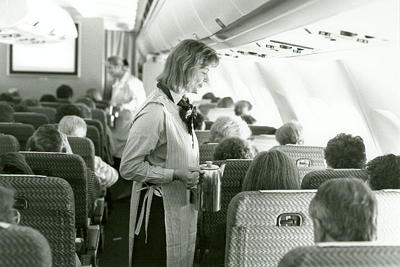 AUA Flugbegleiter beim Service an Bord des A310 - Foto: Austrian Airlines Archiv