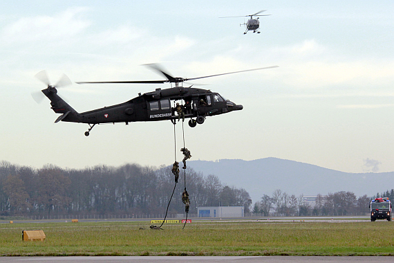 Soldaten seilen sich aus einem Black Hawk ab