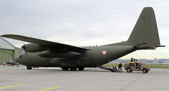 Jagdkommando-Soldaten verlassen mit einem Geländewagen eine der drei C-130 Hercules des Bundesheeres; das Jagdkommando ist eine Spezialeinheit, die den Vergleich mit internationalen Sonderkommandos wie etwa der israelischen Sajeret Matkal nicht fürchten