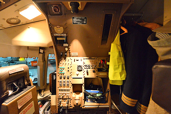 Im Cockpit der Boeing 767 gibt es eine Besonderheit: Weil dieser Typ Anfang der 1980er Jahre ursprünglich mit Dreimann-Cockpit angeboten (und von einigen Airlines auch so bestellt) wurde gibt es hinter dem Platz des Ersten Offiziers ein Panel, in dem sic