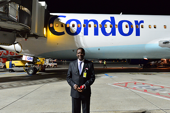 Botschafter Michael Oyugi vor der Boeing 767 der Condor