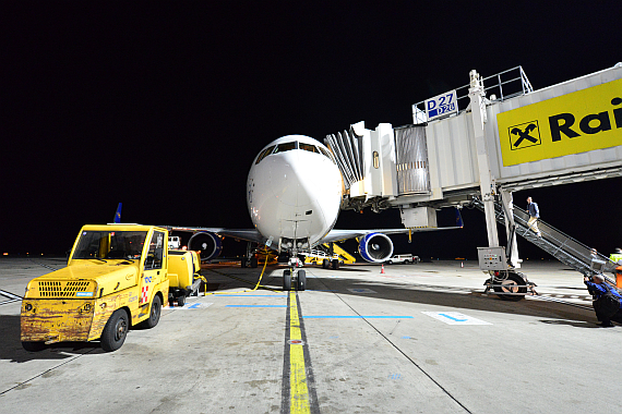 Condor Erstflug Flughafen Wien Mombasa Boeing 767-300ER Vorfeld frontal Foto PA Austrian Wings Media Crew