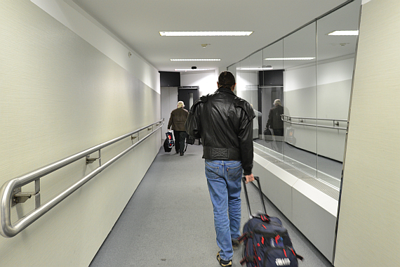 Condor Erstflug Flughafen Wien Mombasa Passagiere Boarding im Finger Foto PA Austrian Wings Media Crew