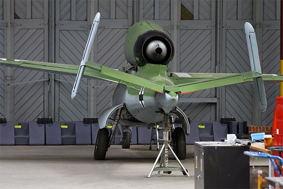 Heinkel He-162 "Volksjäger": Diese Maschine war Bestandteil des "letzten Aufgebots" und galt als schwierig zu fliegen; etliche unerfahrene Flugzeugführer verloren in diesem unter anderem in der Seegrotte Hinterbrühl komplett aus Holz gefertigten Flugze