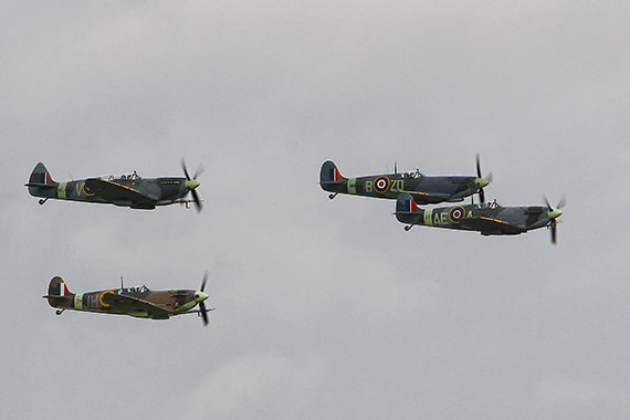 Vier Spitfire im lockeren Formationsflug