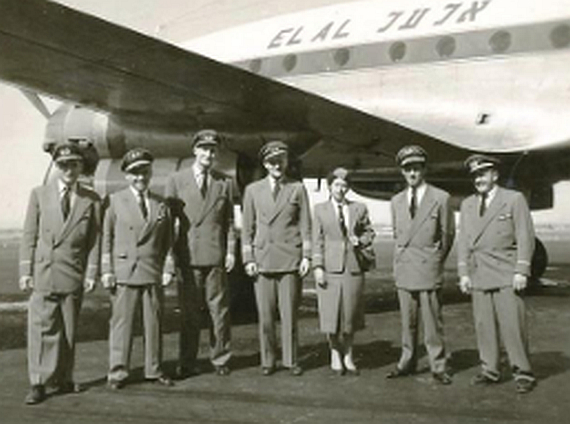 El Al Crew vor einer Constellation - Foto: Courtesy El Al Moreshet Website