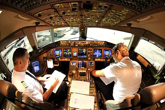 Piloten von El Al im Cockpit einer Boeing 777 - Foto: Courtesy TLV Spotters