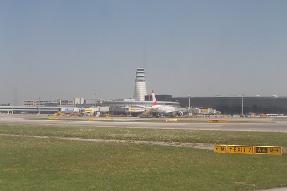 Blick auf das Vorfeld un den Tower des VIE 2012 - Foto: M. Huber