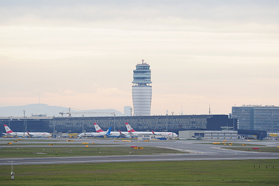 Blick auf den Check-In 3 (Skylink) mit dem Tower im Hintergrund, Aufnahme vom November 2013 - Foto: PA / Austrian Wings Media Crew