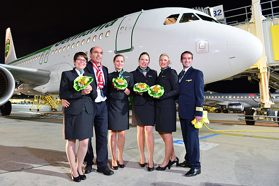 Germania Erstflug Bremen Airbus A319 D-AHIL_3 Ribbon Cutting_Crew_vor_Flieger Foto PA Austrian Wings Media Crew