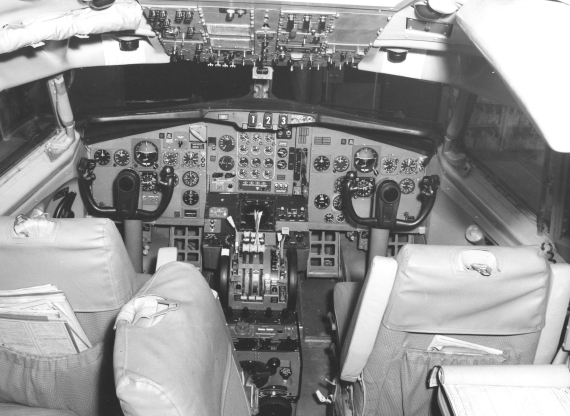Klassisches Dreimann-Cockpit einer Boeing 727-30 - Foto: Lufthansa Archiv