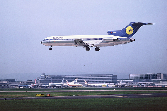 Boeing 727-230Adv. bei der Landung in Frankfurt am Main; im Hintergrund eine Boeing 747 der Pan Am - Foto: Lufthansa Archiv