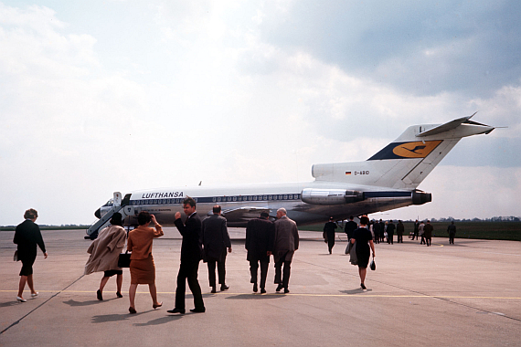 Passagiere auf dem Weg zur 1964 gebauten D-ABID; diese Maschine wurde 1983 an die US-Regierung abgegeben - Foto: Lufthansa Archiv