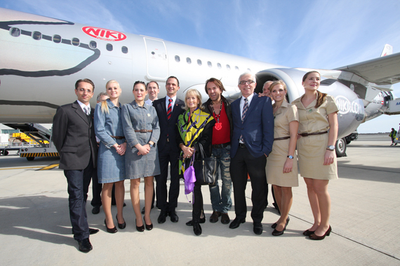 10 Jahre NIKI Gruppenbild mit den Promis nach der Ankunft in LCA MDichler 10 Jahre NIKI Gruppenbild mit den Promis nach der Ankunft in LCA MDichler