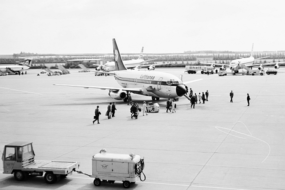 Boeing 737 (vermutlich eine Maschine der Baureihe -100) von Lufthansa Ende der 1960er, Anfang der 1970er Jahre in Wien - Foto: Archiv AAM