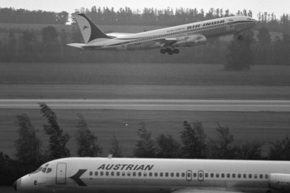 Eine Air India Boeing 707 startet Mitte er 1970er Jahre auf der Piste 29, im Vordergrund eine AUA-DC-9 - diese Zeiten sind vorbei, jetzt kommt der indische Flagcarrier mit einer modernen Boeing 787 - Foto: Archiv AAM Eine Air India Boeing 707 startet Mitte er 1970er Jahre auf der Piste 29, im Vordergrund eine AUA-DC-9 - diese Zeiten sind vorbei, jetzt kommt der indische Flagcarrier mit einer modernen Boeing 787 - Foto: Archiv AAM