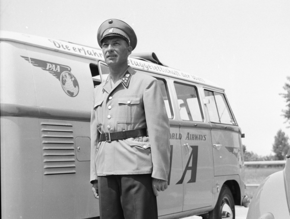Ein Uniformierter vor einem Bus der Pan Am, um 1958; man beachte den Schriftzug "Die erfahrenste Fluglinie der Welt" - Foto: Archiv AAM