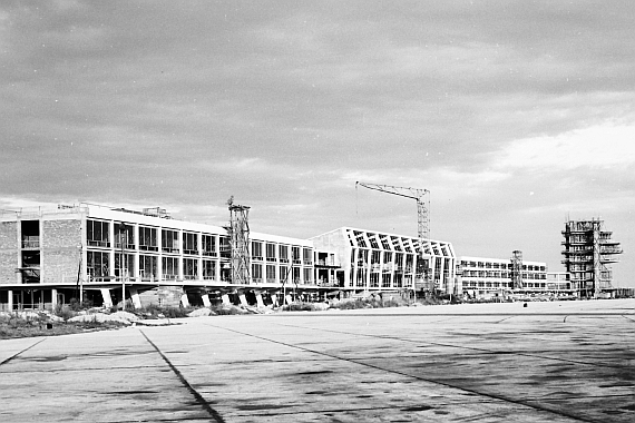 Bauarbeiten auf dem Flughafen Wien, vermutlich stammt dieses Bild aus den 1950er oder 1960er Jahren - Foto: Archiv AAM