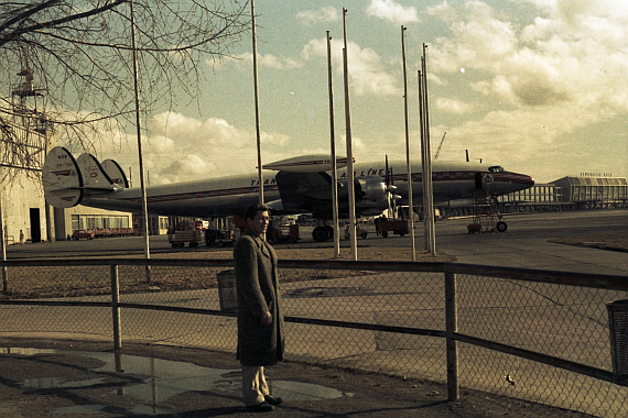 Ein brusthoher Flughafenzaun wäre heute - wo zum Teil völlig sinnlose so genannte Sicherheitsvorschriften herrschen - undenkbar - Foto: Archiv AAM