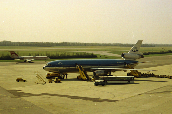 DC-10-30 der KLM in Wien, im Hintergrund eine TU-134 der CSA; dieses Bild datiert vermutlich auf die 1970er oder 1980er Jahre - Foto: Archiv AAM