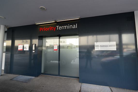 In diesem Bautrakt aus den 1960er Jahren befand sich bis zur Eröffnung des Skylink/Check-In 3 einige Zeit das "Priority Terminal" für VIP-Kunden der Austrian Airlines - Foto: PA / Austrian Wings Media Crew