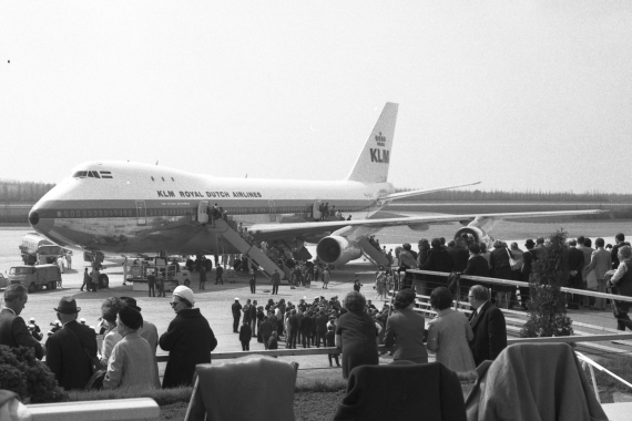 Diese Aufnahme dürfte einer der ersten Landungen eines KLM-Jumbos in Wien zeigen und datiert angeblich auf das Jahr 1971 - Foto: Archiv AAM