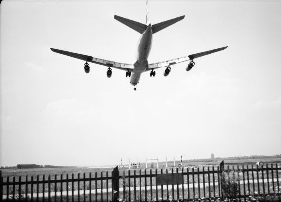 KLM DC-8 im Anflug, um 1965; man beachte den Zaun aus Holzbrettern! - Foto: Archiv AAM