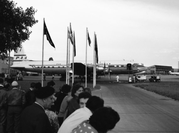 Luftfahrt fasziniert, damals wie heute: Gespannt beobachten Passagiere und Zaungäste das Treiben rund um eine DC-7 der Pan Am - Foto: Archiv AAM