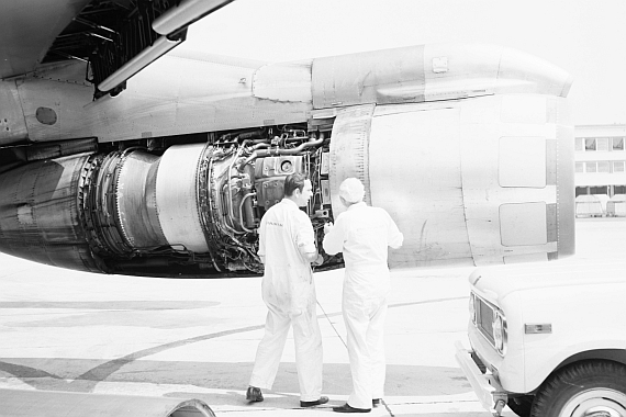 Pan Am Techniker bei Arbeiten am Triebwerk einer 707 - Foto: Archiv AAM