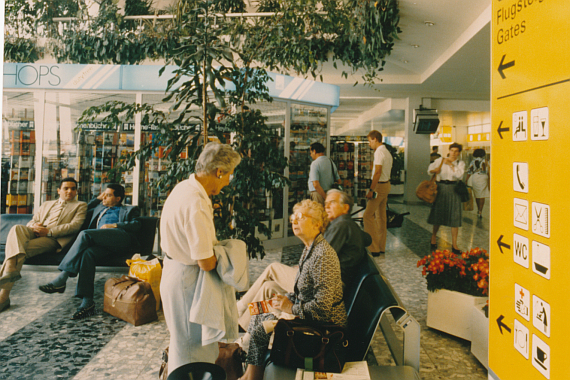 Reisende in der alten Abflughalle (Terminal 2 / Check-In 2), die Aufnahme stammt vermutlich aus den 1960er Jahren - Foto: Archiv Flughafen Schwechat