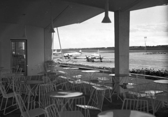 Flughafenrestaurant mit unverglastem Blick auf das Vorfeld, dieses Bild stammt angeblich aus den 1960er Jahren - Foto: AAM Archiv