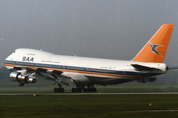Boeing 747-244B von Suid Afrikaanse Lugdiens (Afrikaans, wörtliche Übersetzung ins Deutsche: Südafrikanischer Luftdienst) bei der Landung in Wien, 1989 - Foto: Archiv AAM