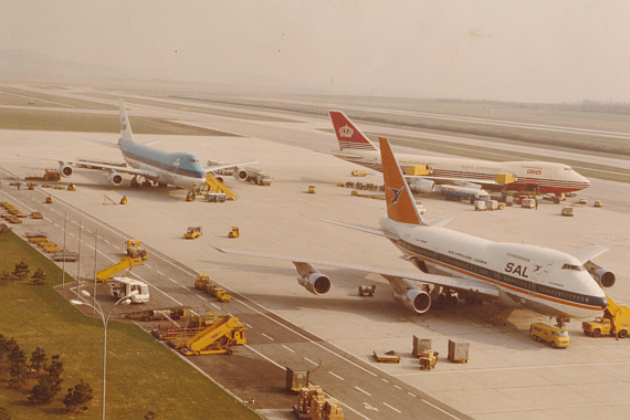 Boeing 747SP von SAA, Boeing 747-200 von KLM und Alia in Wien, Mitte der 1980er Jahre - Foto: Archiv Flughafen Schwechat