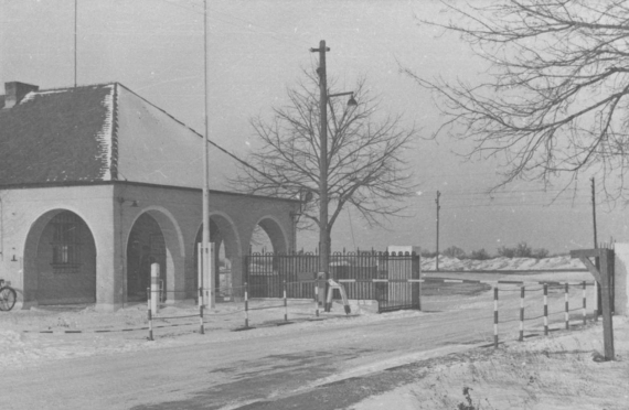 Die Einfahrt zum Flughafen Mitte der 1950er Jahre - Foto: Archiv Flughafen Schwechat