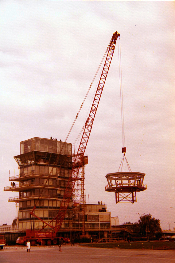 Im Jahr 1976 erhielt der Tower eine zusätzliche Kanzel aufgesetzt - Foto: Archiv Flughafen Schwechat