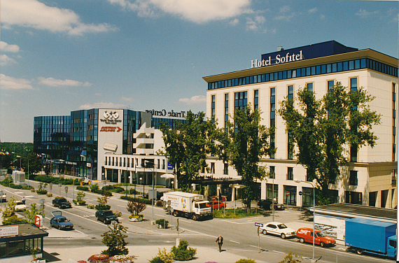 World Trade Center (links), heute als Office Park 3 bekannt und das Sofitel - Foto: Archiv Flughafen Schwechat