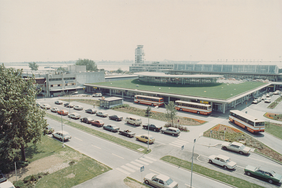 Blick vom Parkhaus auf die Ankunftshalle - Foto: Archiv Flughafen Schwechat